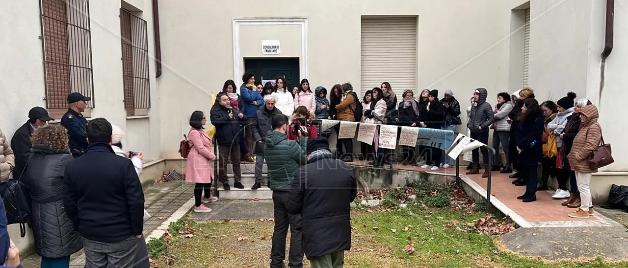 L’ultima ostetrica va in pensione e il consultorio rischia la chiusura: esplode la protesta a Bivongi