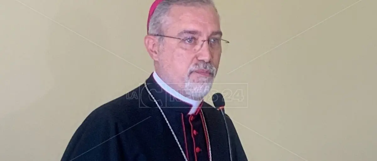 Intimidazioni a preti nel Vibonese, solidarietà dei vescovi calabresi a monsignor Nostro: «Combattere il male con il bene»