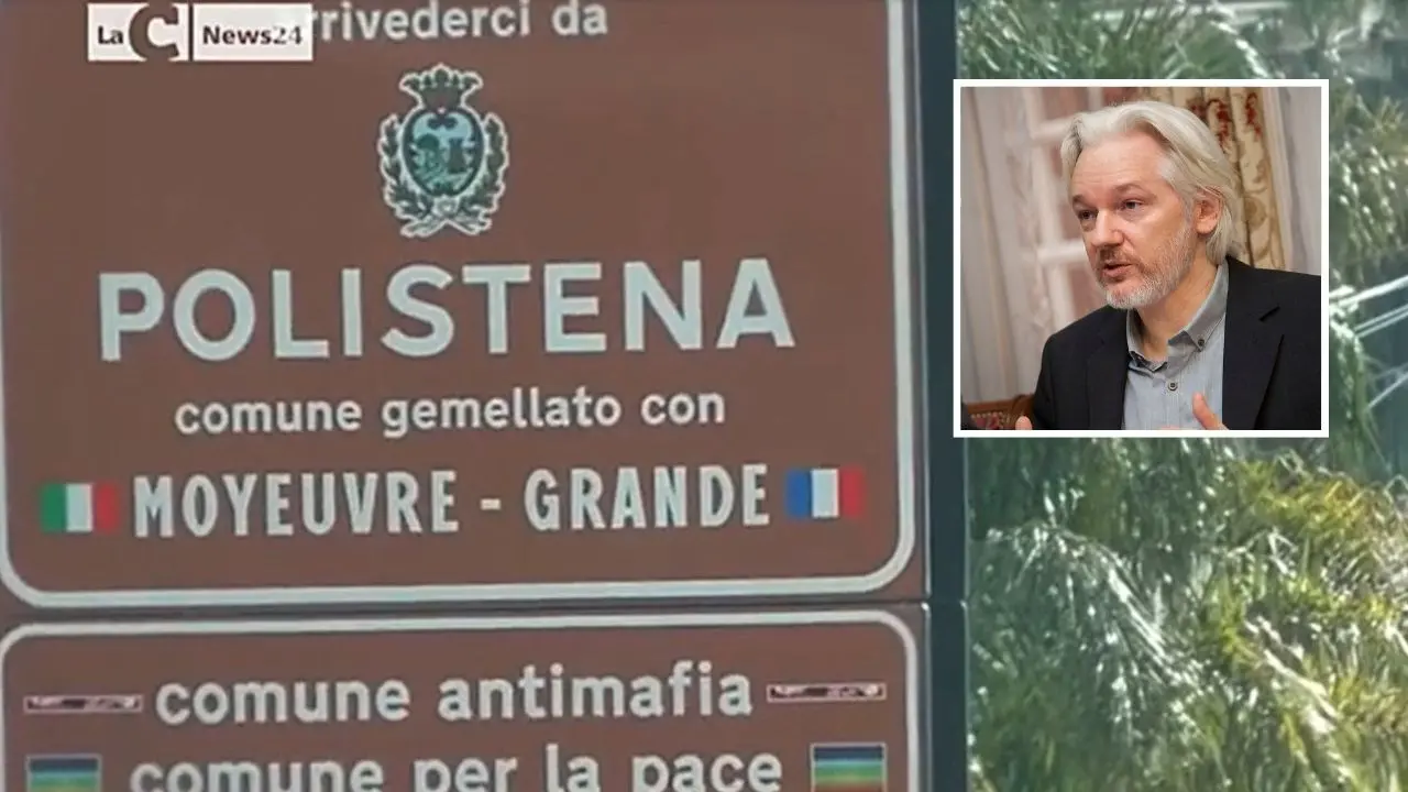Julian Assange cittadino onorario di Polistena, approvata mozione in Consiglio ma l’opposizione insorge