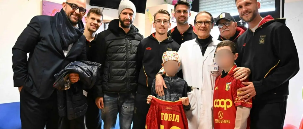Sorpresa per i piccoli pazienti ricoverati al Pugliese-Ciaccio: a fargli visita giocatori e dirigenti del Catanzaro
