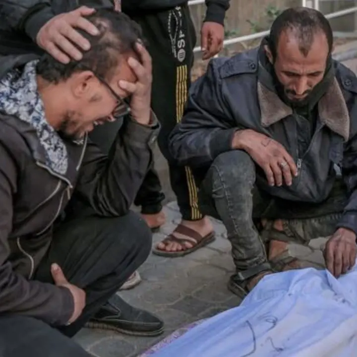 Nuova strage di civili a Gaza, spari sulla folla in fila per gli aiuti umanitari: 112 morti e 760 feriti