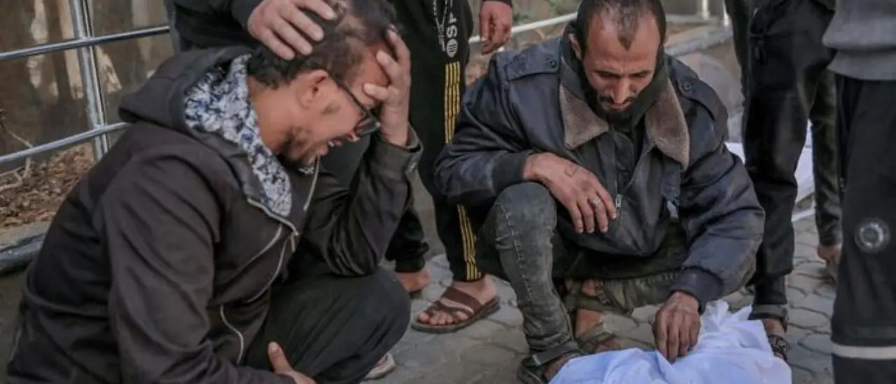 Nuova strage di civili a Gaza, spari sulla folla in fila per gli aiuti umanitari: 112 morti e 760 feriti