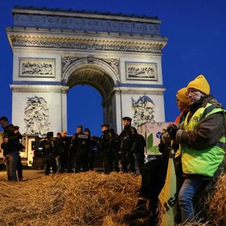 Agricoltori francesi in protesta all’Arco di Trionfo a Parigi: tredici fermati dalla polizia
