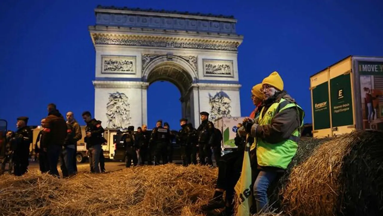 Agricoltori francesi in protesta all’Arco di Trionfo a Parigi: tredici fermati dalla polizia