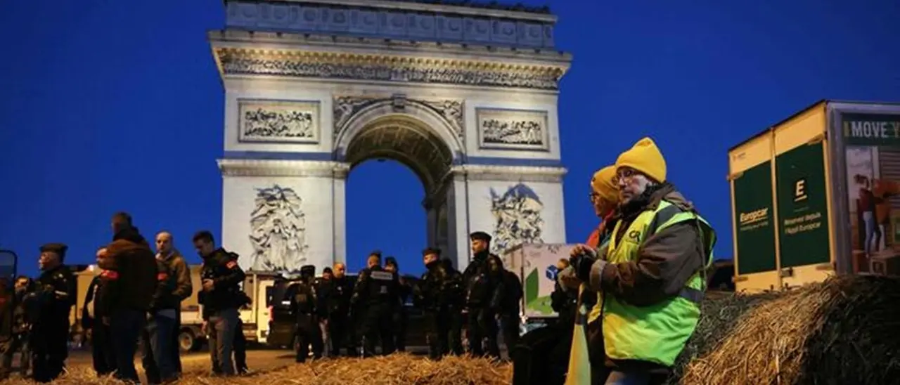 Agricoltori francesi in protesta all’Arco di Trionfo a Parigi: tredici fermati dalla polizia