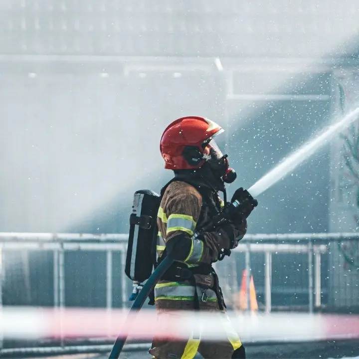 Avrebbero dato fuoco a un capannone per riscuotere l’assicurazione: arrestate due persone nel Catanzarese - NOMI
