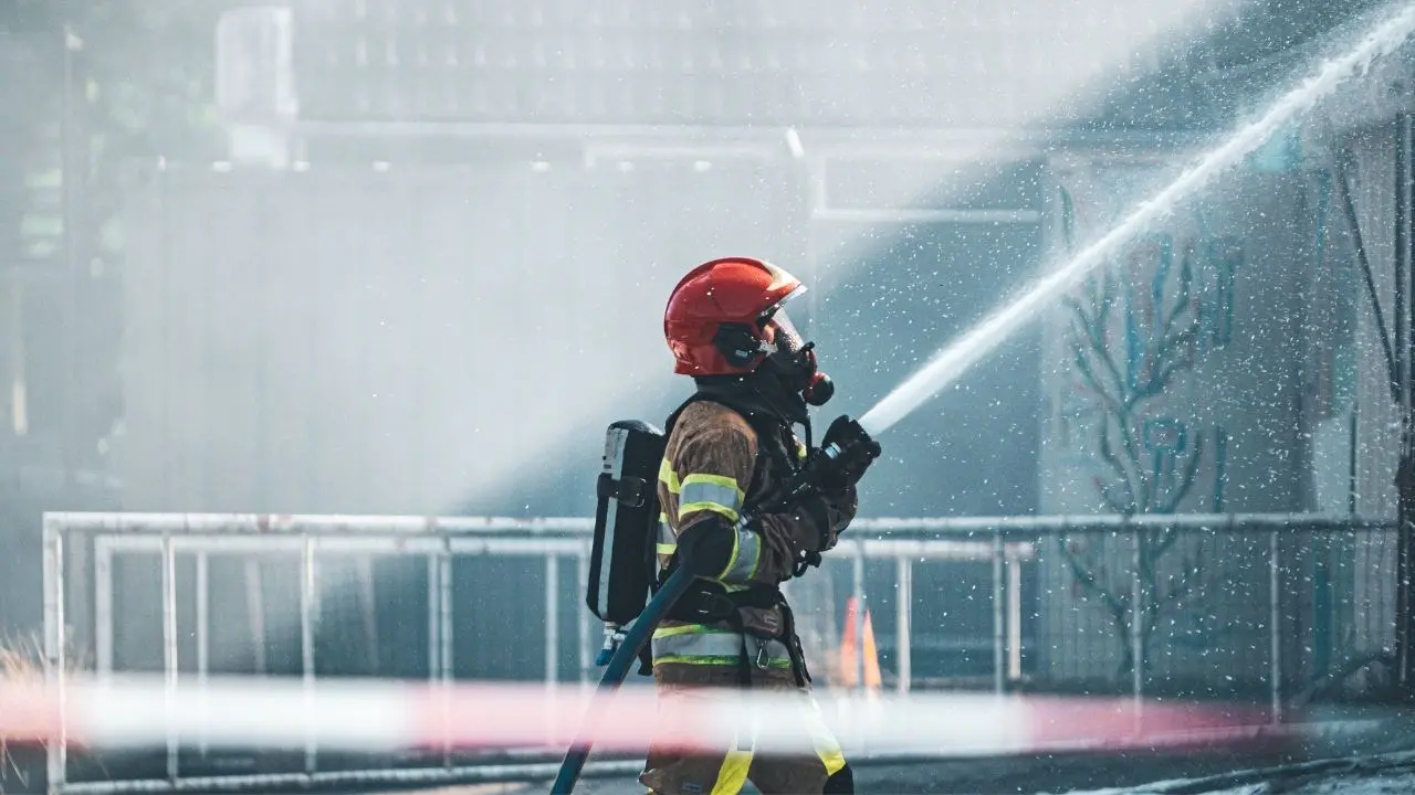 Avrebbero dato fuoco a un capannone per riscuotere l’assicurazione: arrestate due persone nel Catanzarese - NOMI