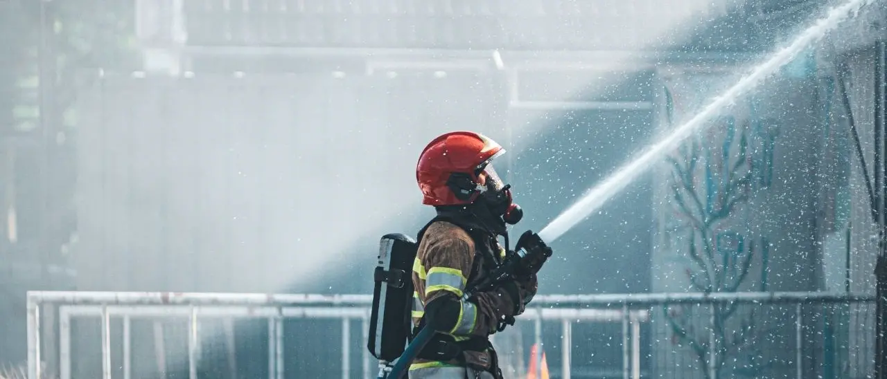 Avrebbero dato fuoco a un capannone per riscuotere l’assicurazione: arrestate due persone nel Catanzarese - NOMI