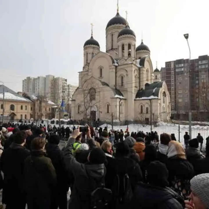 In Russia i funerali di Navalny: migliaia di persone fuori dalla chiesa per gettare un fiore sulla bara