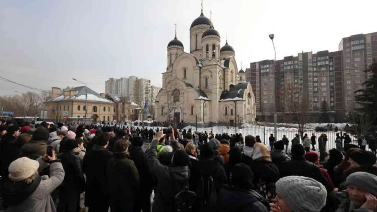 In Russia i funerali di Navalny: migliaia di persone fuori dalla chiesa per gettare un fiore sulla bara