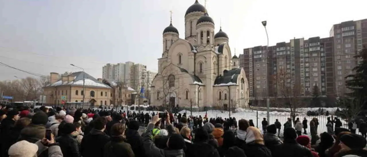 In Russia i funerali di Navalny: migliaia di persone fuori dalla chiesa per gettare un fiore sulla bara