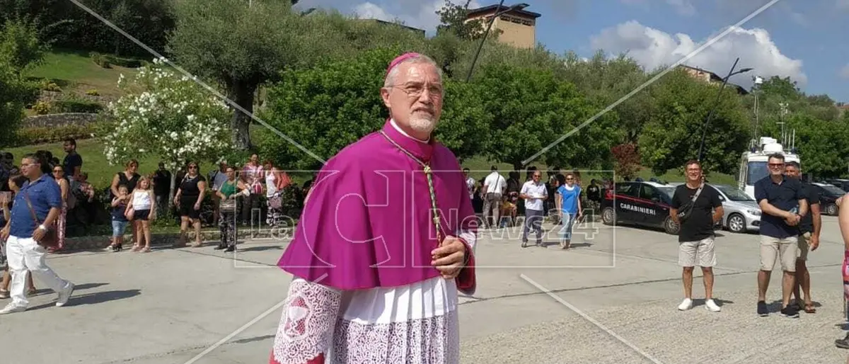 Proiettile al vescovo di Mileto, la solidarietà di politica e comunità: «Atto grave che colpisce tutti»