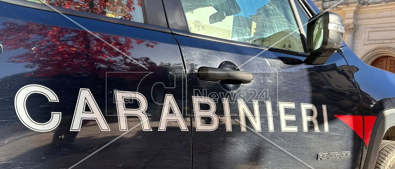 Montalto Uffugo, uomo sale sul tetto per togliersi la vita: salvato dai carabinieri