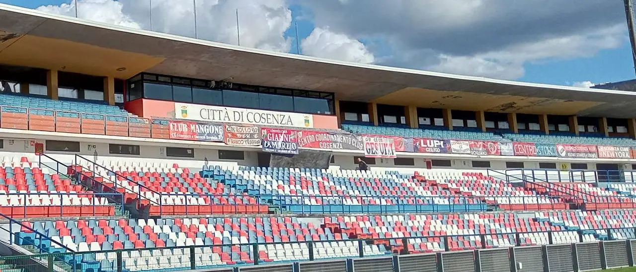 Cosenza-Catanzaro, tutti al Marulla: riapre la Tribuna B, parte la corsa agli ultimi 1.200 biglietti disponibili