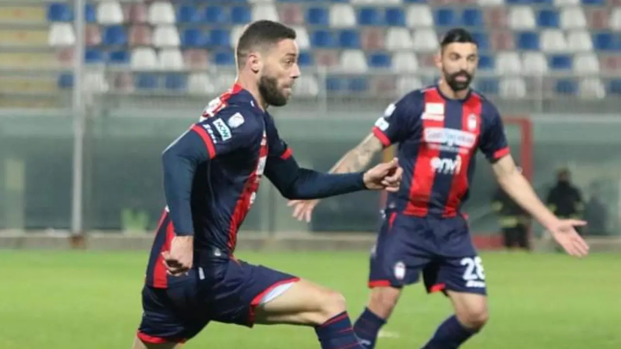 Tracollo rossoblù, il Crotone perde anche con il Giugliano: allo Scida finisce 2-3