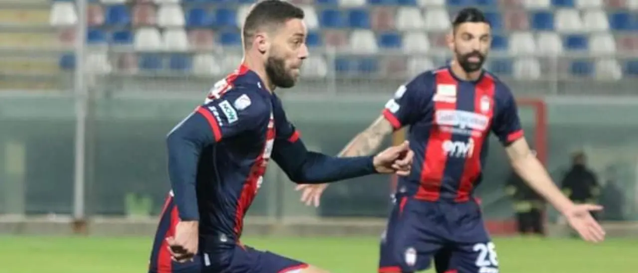 Tracollo rossoblù, il Crotone perde anche con il Giugliano: allo Scida finisce 2-3