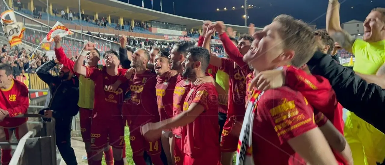 Il Catanzaro sbanca Cosenza e vola via: il derby lo decidono Iemmello e Biasci come all’andata. Il capitano è il nuovo re giallorosso