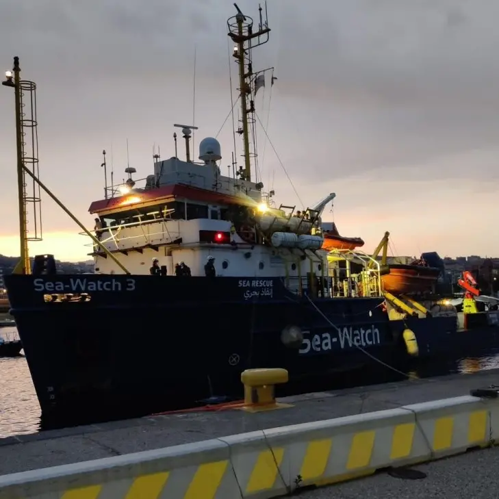 Migranti, alla Sea Watch assegnato il porto di Reggio Calabria: «Troppo lontano, con onde così alte non è sicuro arrivarci»