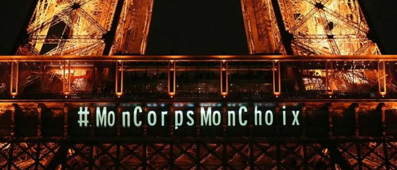 La Francia inserisce il diritto all’aborto nella Costituzione: è il primo Paese a farlo