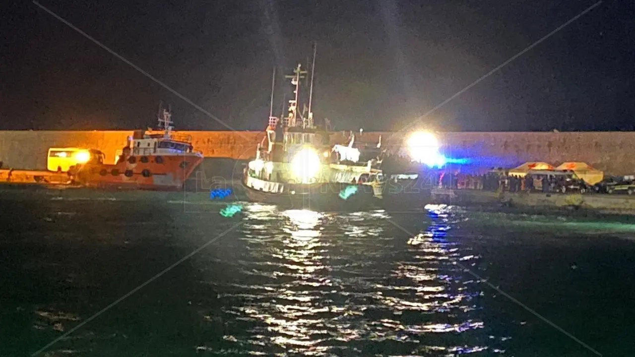 La nave Humanity 1 approda al porto di Crotone: a bordo 77 persone soccorse al largo della Libia