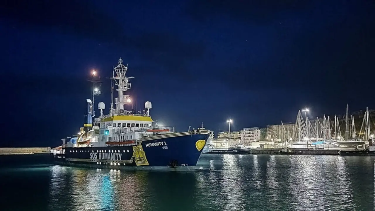 Fermo di 20 giorni alla nave Humanity, la Ong che ha soccorso 77 migranti al largo della Libia approdata a Crotone