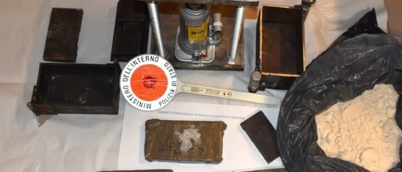 Cutro, trovato in casa con un chilo e mezzo di eroina: arrestato un 24enne