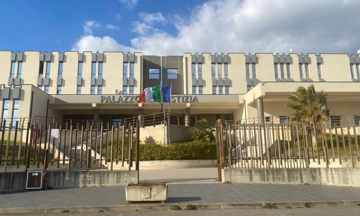 Castrovillari, chieste tre condanne per la presunta mazzetta da ventimila euro alla funzionaria di Calabria Verde