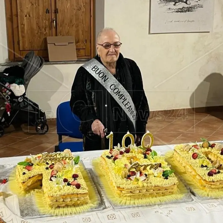L’elisir di lunga vita in un sorriso, Caraffa in festa per i 100 anni di nonna Anna