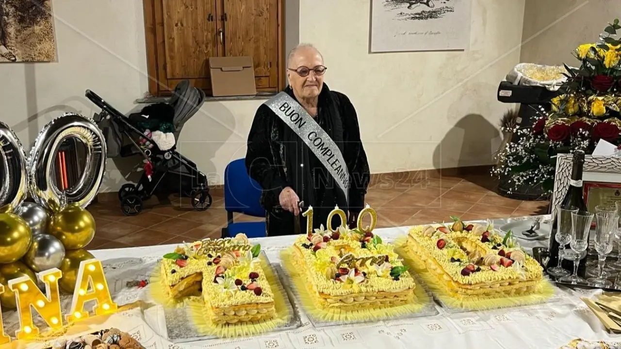 L’elisir di lunga vita in un sorriso, Caraffa in festa per i 100 anni di nonna Anna