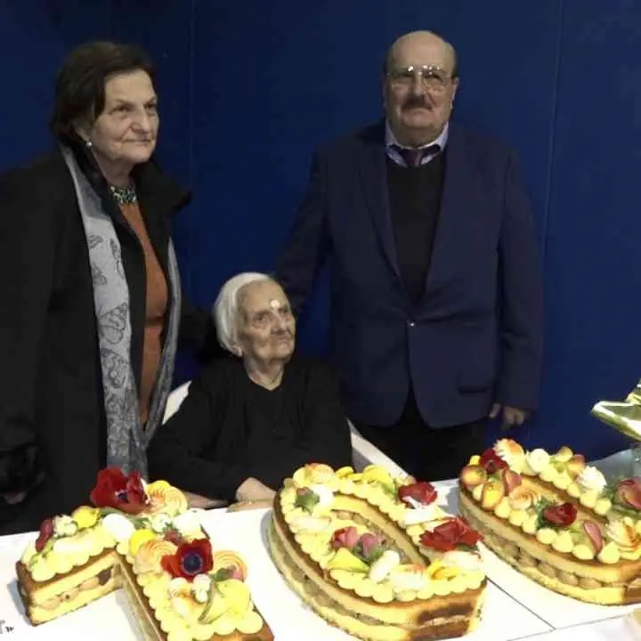 Un secolo di gioie e dolori, Feroleto Antico festeggia i 100 anni di nonna Rachela: «Rappresenta la forza delle donne calabresi»