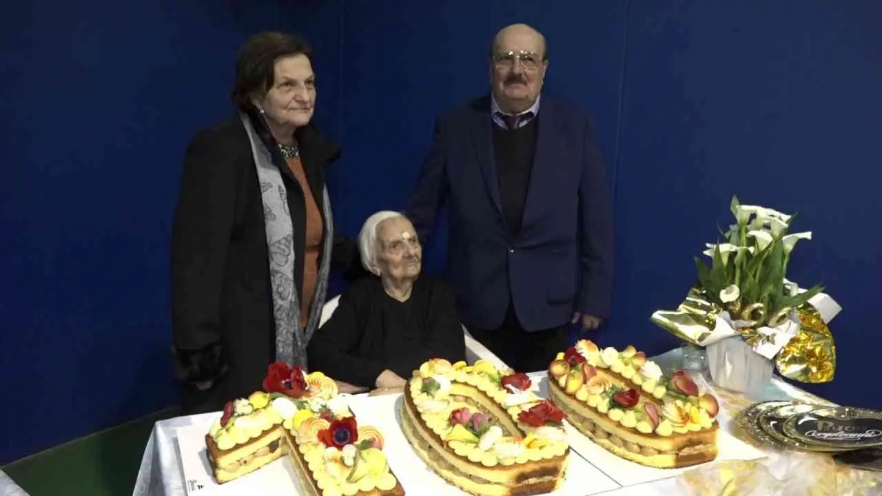 Un secolo di gioie e dolori, Feroleto Antico festeggia i 100 anni di nonna Rachela: «Rappresenta la forza delle donne calabresi»