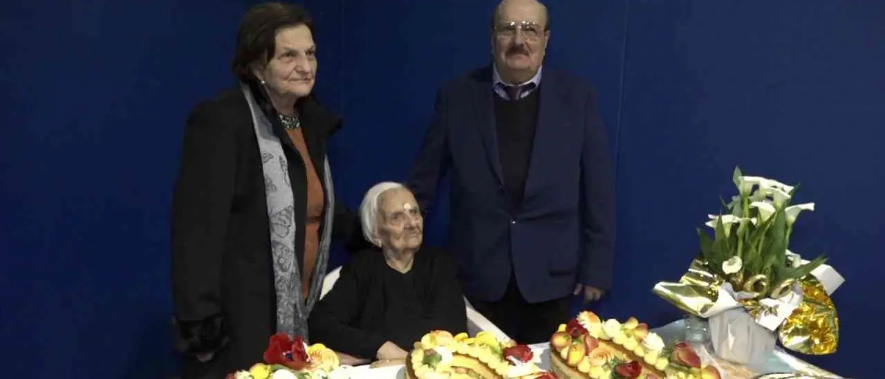 Un secolo di gioie e dolori, Feroleto Antico festeggia i 100 anni di nonna Rachela: «Rappresenta la forza delle donne calabresi»