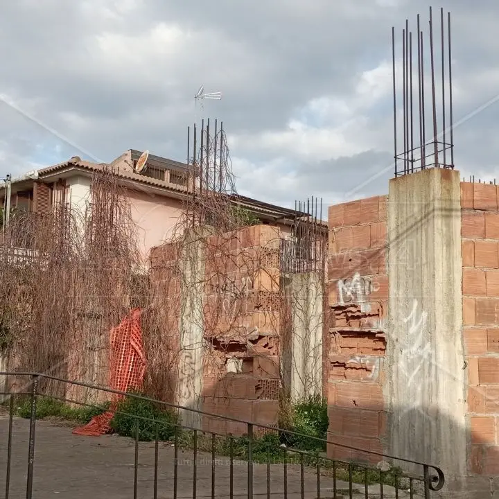 Gioia Tauro, abbattuto ecomostro nel quartiere Piano delle fosse: ampliata la piazza adiacente