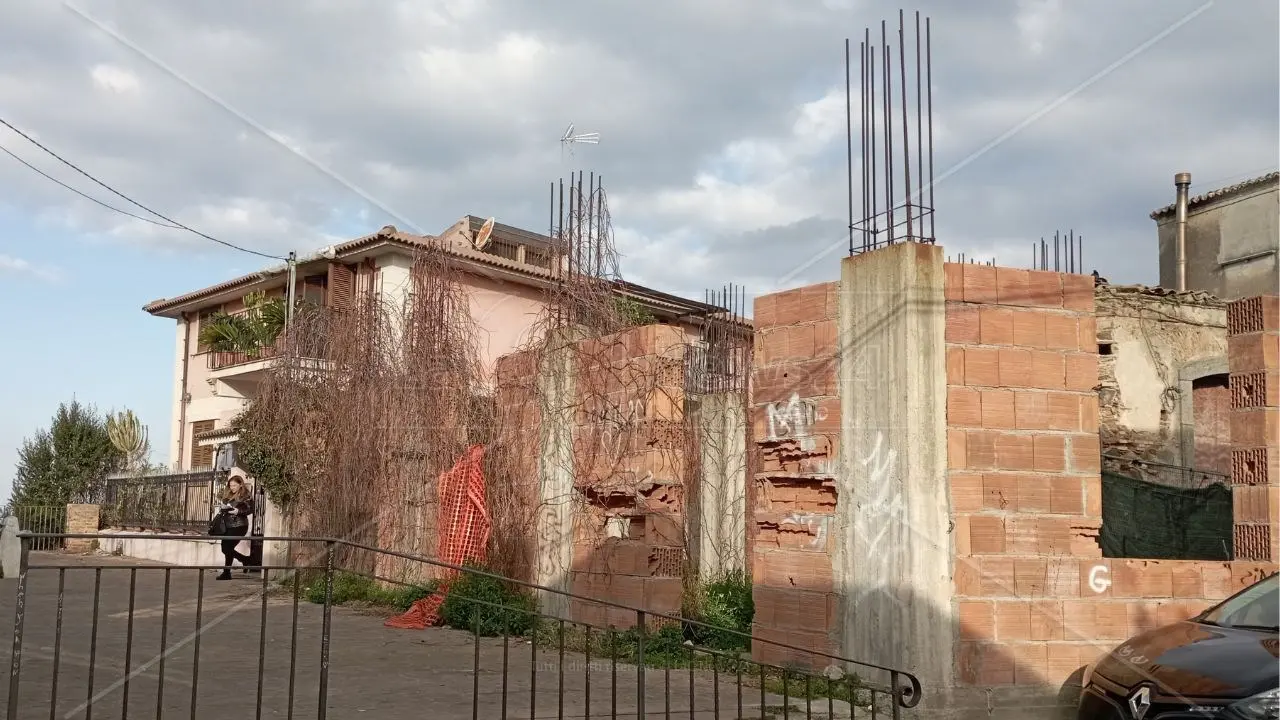 Gioia Tauro, abbattuto ecomostro nel quartiere Piano delle fosse: ampliata la piazza adiacente