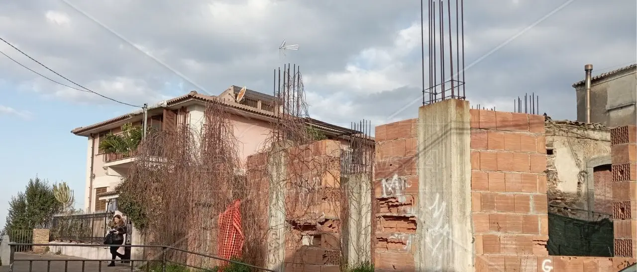 Gioia Tauro, abbattuto ecomostro nel quartiere Piano delle fosse: ampliata la piazza adiacente