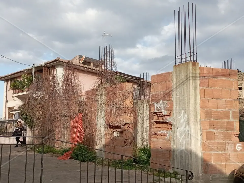 Gioia Tauro, abbattuto ecomostro nel quartiere Piano delle fosse: ampliata la piazza adiacente