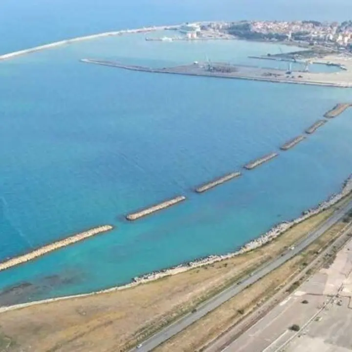 Il tour dell’Esercito tra i veleni di Crotone, Errigo: «Bonifica al via entro 5 mesi». Ma non si sa ancora dove finiranno i rifiuti