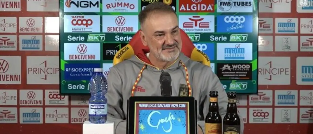 Catanzaro-Reggiana, Vivarini: «Nesta studia tanto gli avversari, ciò mi preoccupa». E sulla formazione: «Se la giocano tutti alla pari»