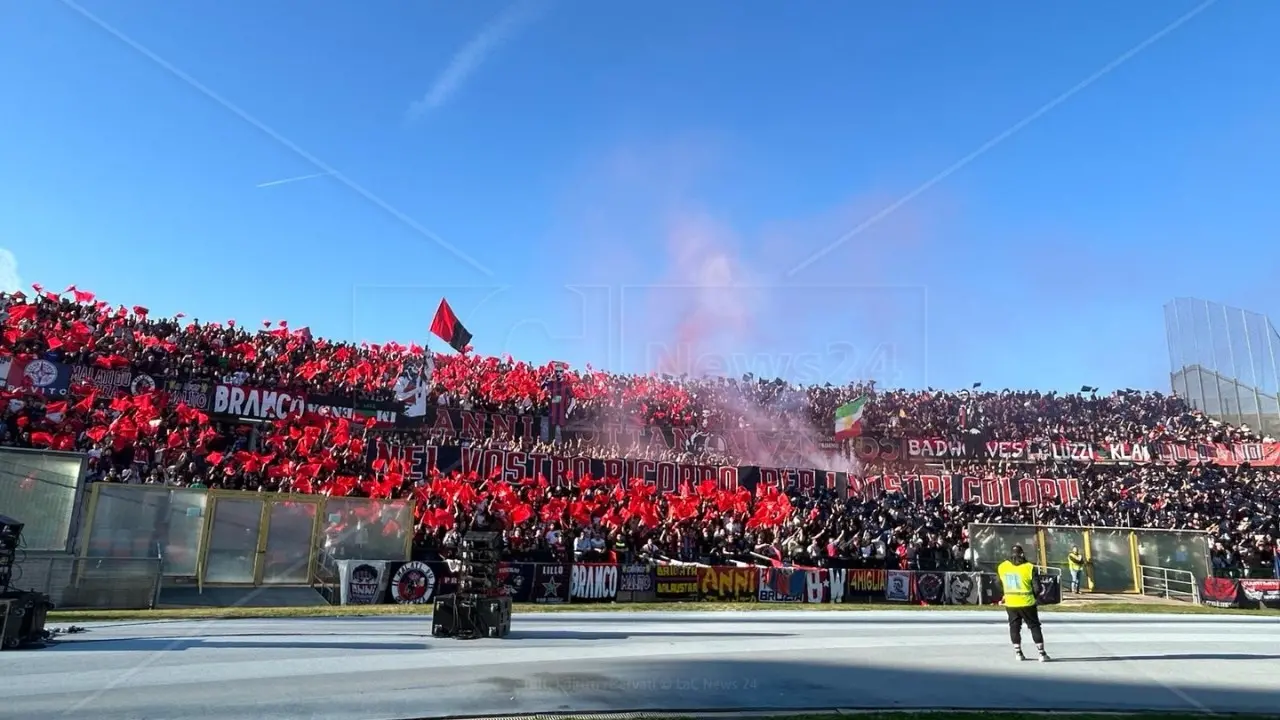 Derby Cosenza-Catanzaro, emessi 9 Daspo nei confronti di tifosi rossoblù