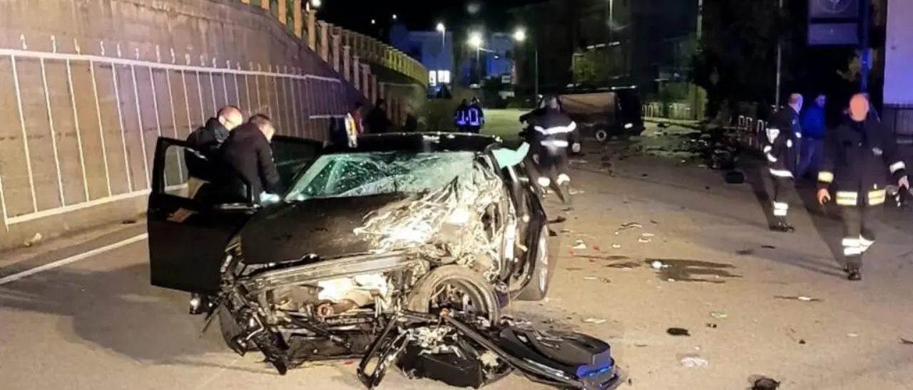 Guardia Piemontese, auto con a bordo 4 ragazzi si scontra con un veicolo parcheggiato: tutti feriti, tre sono gravi