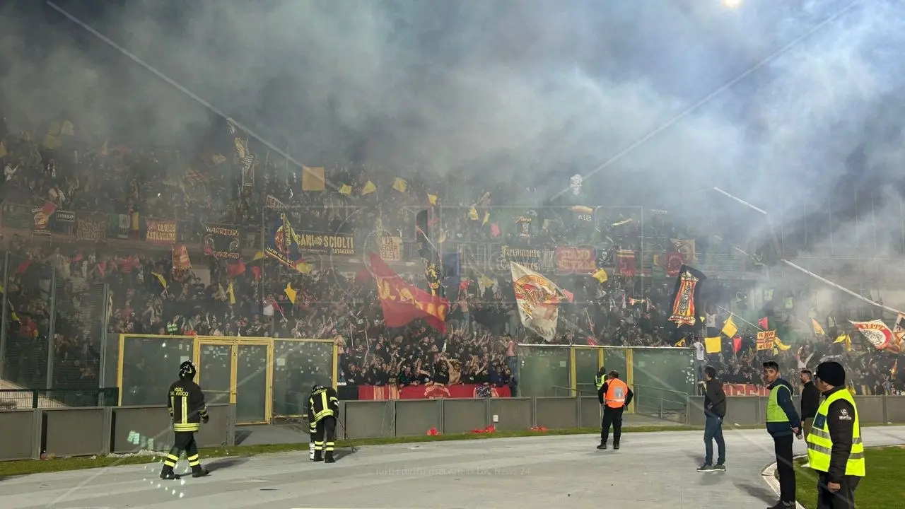 Derby violento, le tre fasi degli scontri e l’ultimatum degli ultrà del Catanzaro: «O ci ridanno il tifoso fermato o blocchiamo Cosenza»