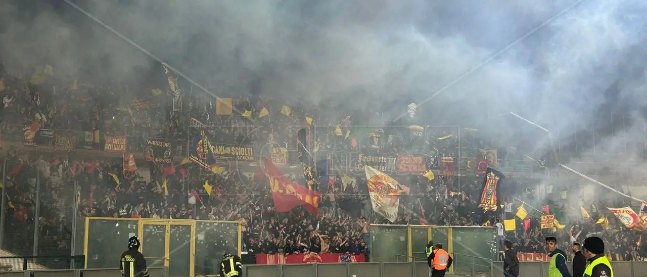 Derby violento, le tre fasi degli scontri e l’ultimatum degli ultrà del Catanzaro: «O ci ridanno il tifoso fermato o blocchiamo Cosenza»