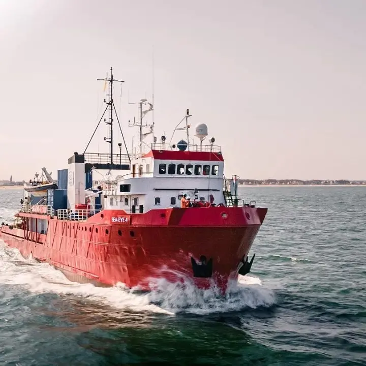 La nave Sea Eye diretta a Reggio Calabria con 144 migranti a bordo: ci sono anche due neonati