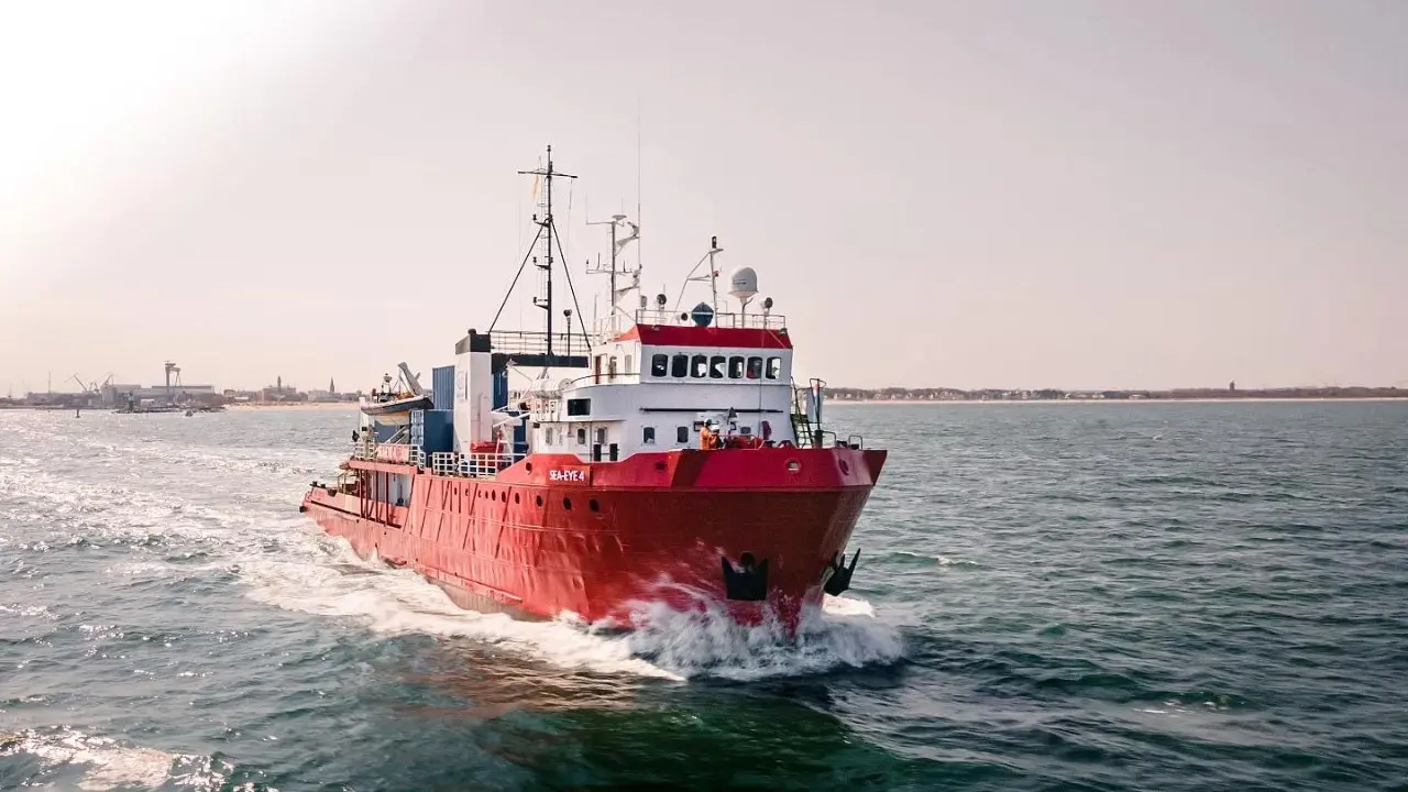 La nave Sea Eye diretta a Reggio Calabria con 144 migranti a bordo: ci sono anche due neonati