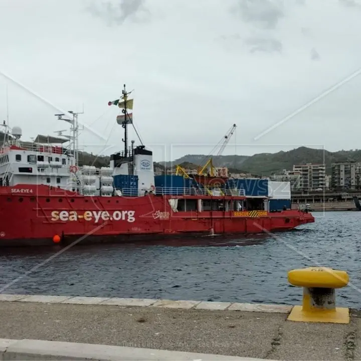 La Sea Eye 4 approda al porto di Reggio Calabria: in salvo 144 migranti