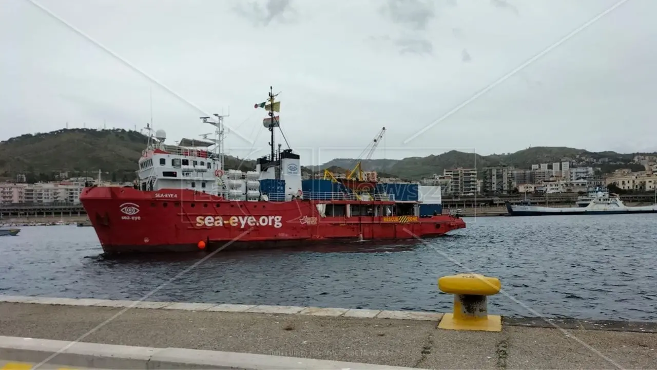 La Sea Eye 4 approda al porto di Reggio Calabria: in salvo 144 migranti