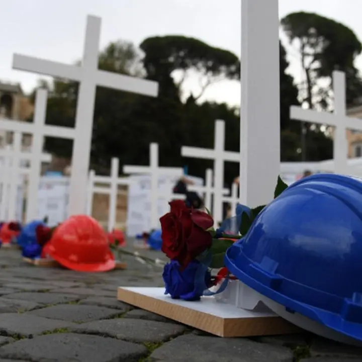 Incidente sul lavoro, operaio cade nel vuoto e muore in un cantiere nel Bresciano