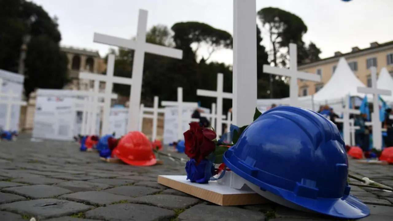 Incidente sul lavoro, operaio cade nel vuoto e muore in un cantiere nel Bresciano