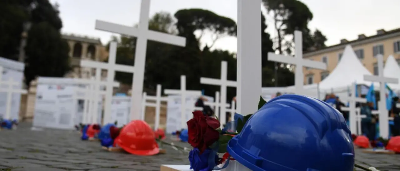 Incidente sul lavoro, operaio cade nel vuoto e muore in un cantiere nel Bresciano