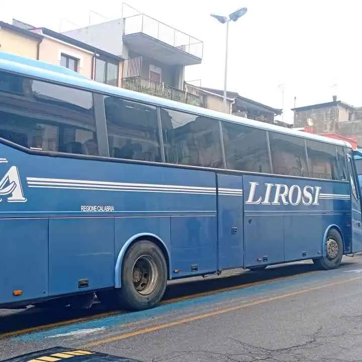 La crisi della Lirosi colpisce i dipendenti e cancella le corse fuori regione: salvi i pendolari calabresi